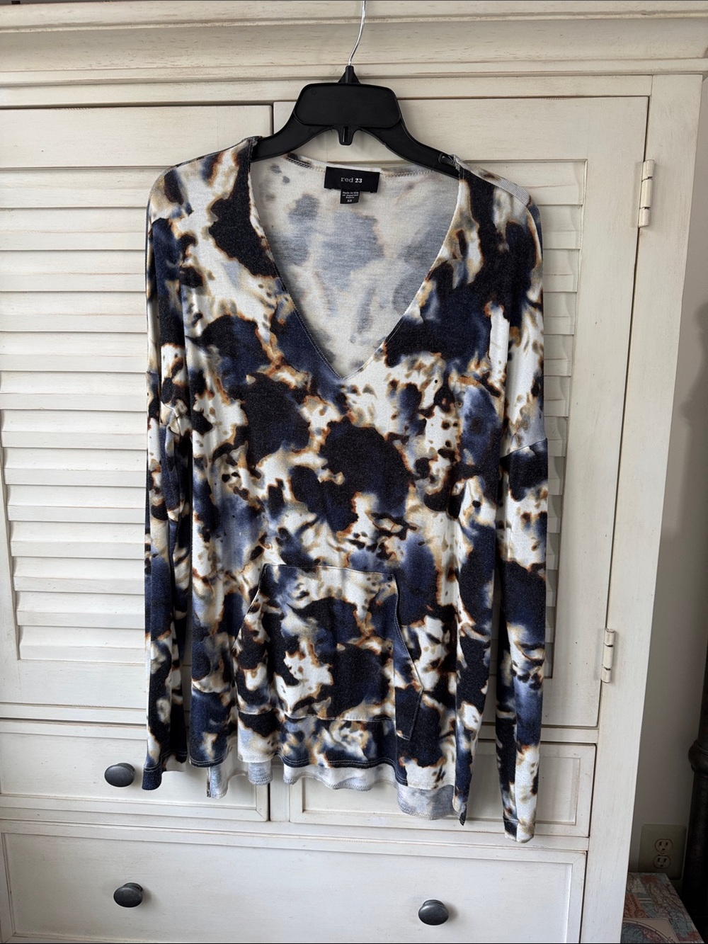 Femme Los Angeles Abstract V-Neck Pullover Top in Navy/White